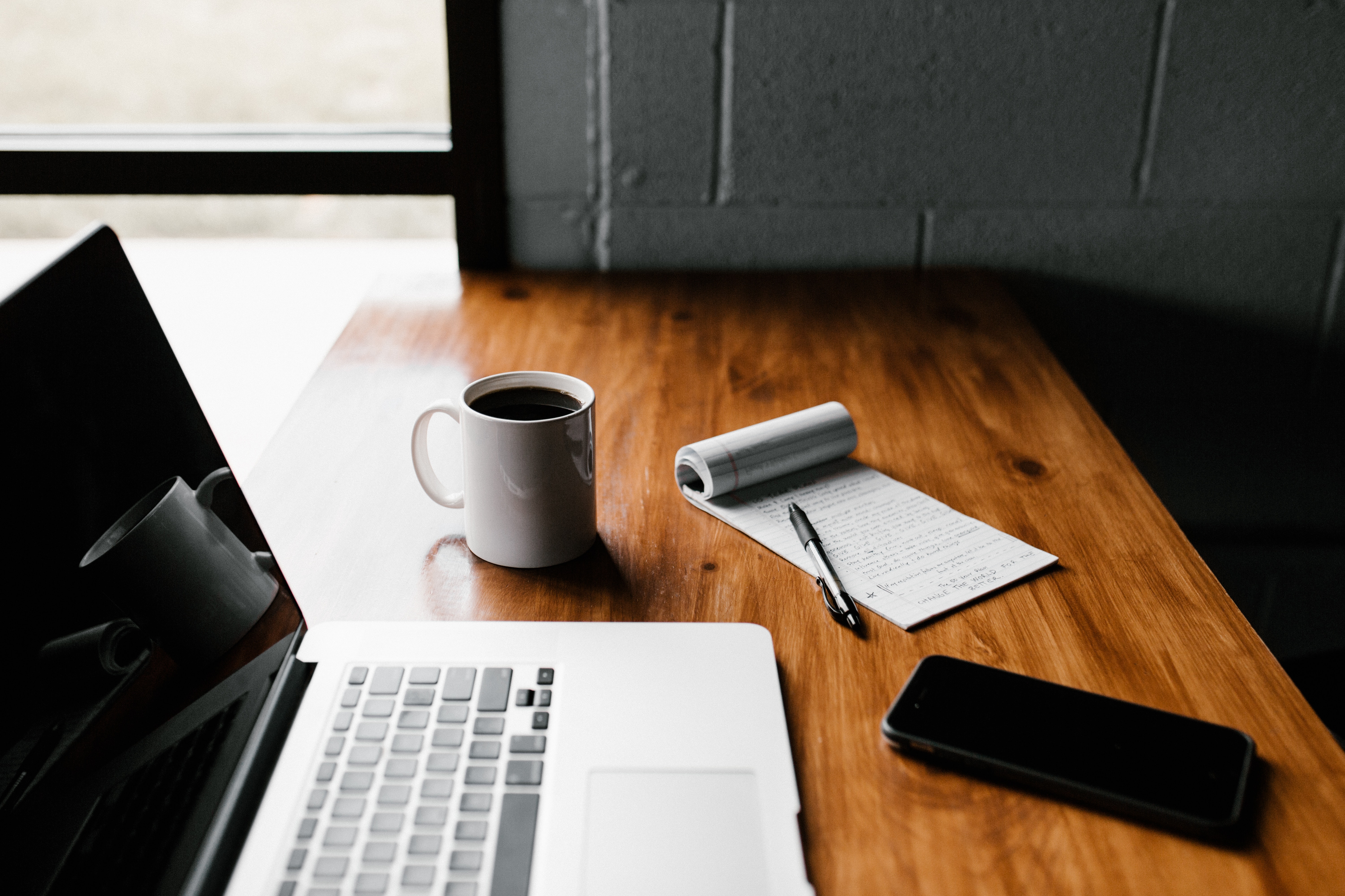 Wood-Desk-With-Laptop-Phone-Notebook-and-Coffee-Cup